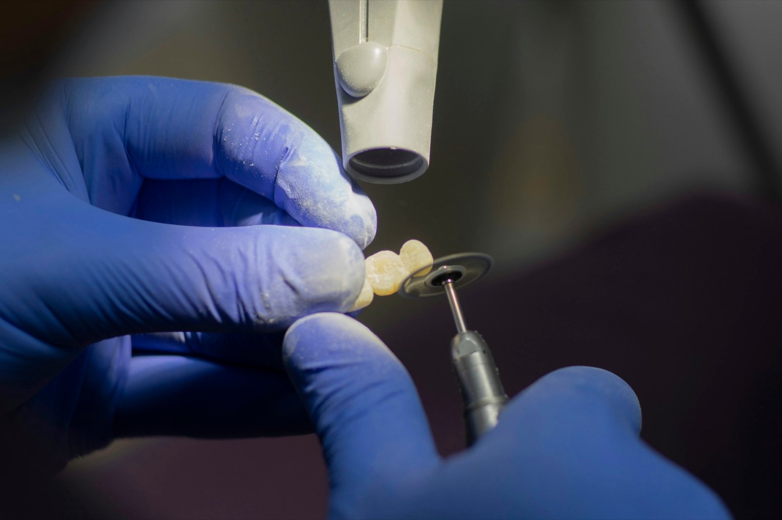 Teknik dental duke adaptuar dhe përpunuar një kurore me handpiece