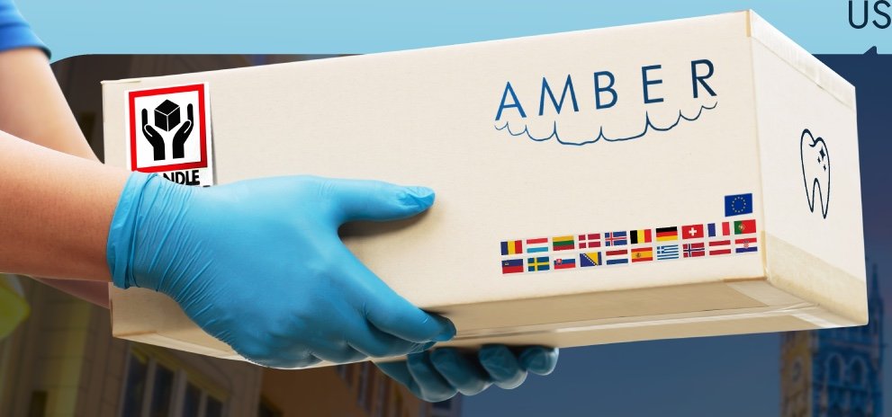 Duar me dorëza duke mbajtur një kuti dërgese me markën Amber Dental Lab gati për dorëzim
